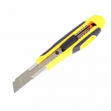 得力 2047 大號軟膠護手帶金屬護套美工刀 18mm 混色