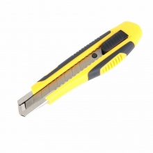 得力 2047 大號軟膠護手帶金屬護套美工刀 18mm 混色