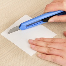 得力 2003 大號(hào)美工刀 18mm 混色 24把/盒 按盒銷售